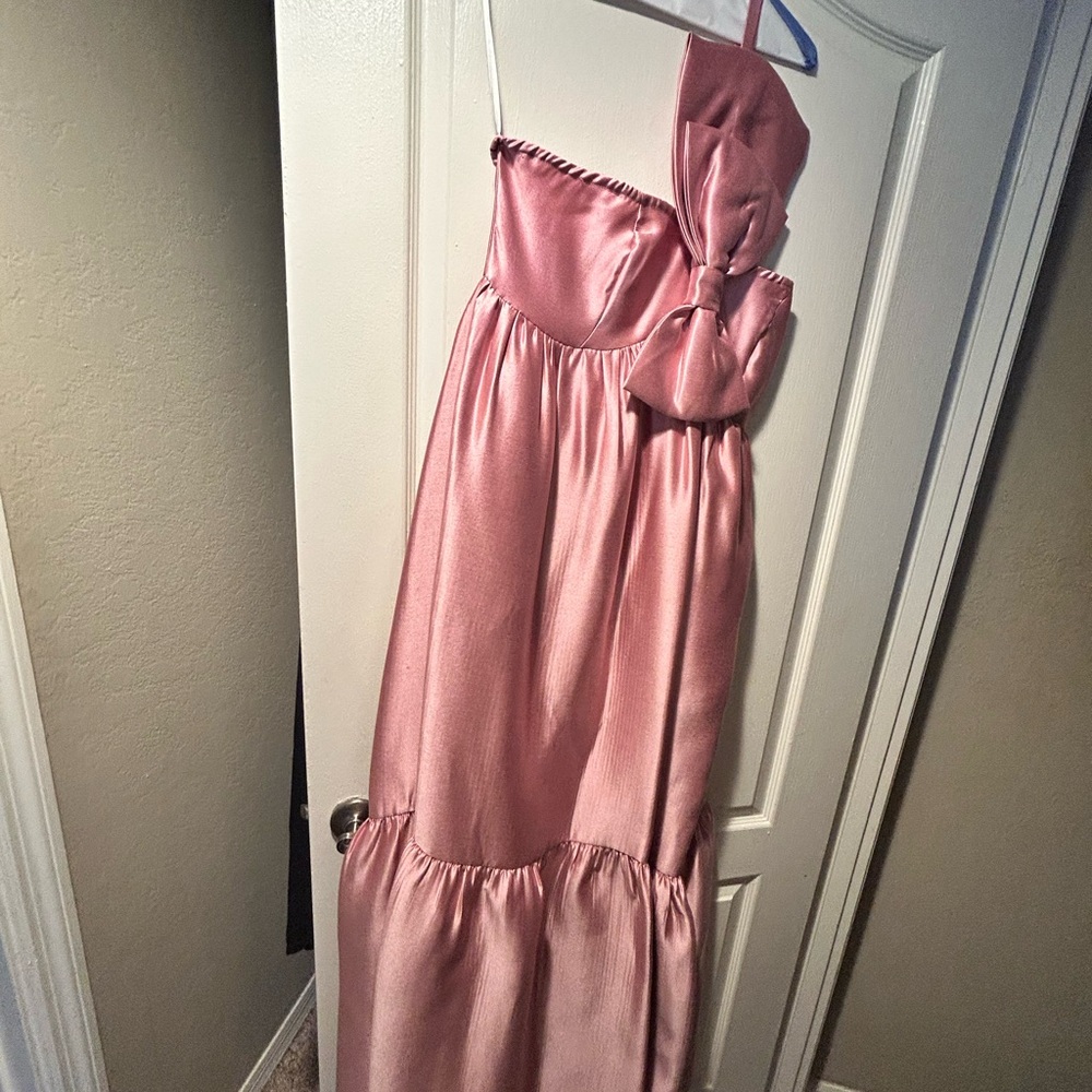 Betina Bow One-Shoulder Gown/Dress
Petal & Pup Elegant Pink